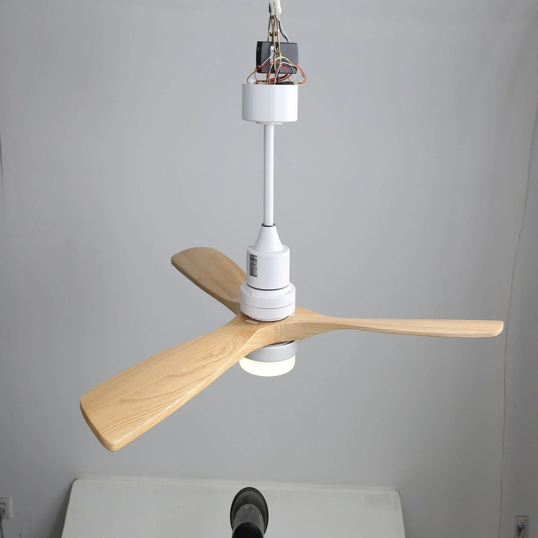 Does the ceiling fan suddenly fall down?
